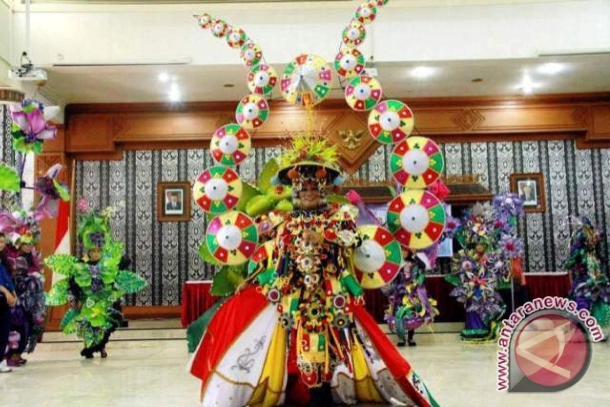 Tenggarong Kutai Carnival Tampilkan Peragaan Busana Unik