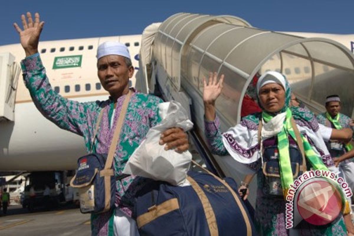 Petugas penyambutan jamaah Sumsel diwajibkan pakai masker