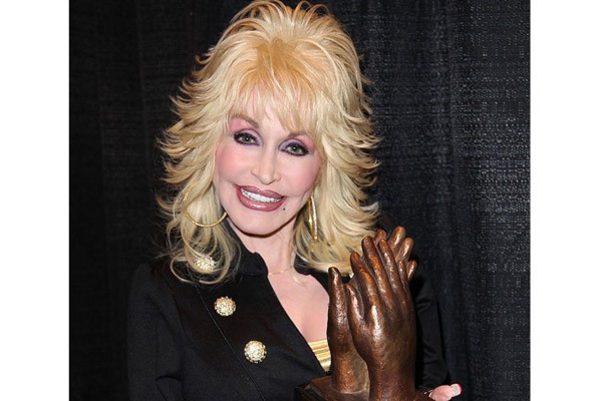 Dolly Parton menderita luka ringan akibat kecelakaan