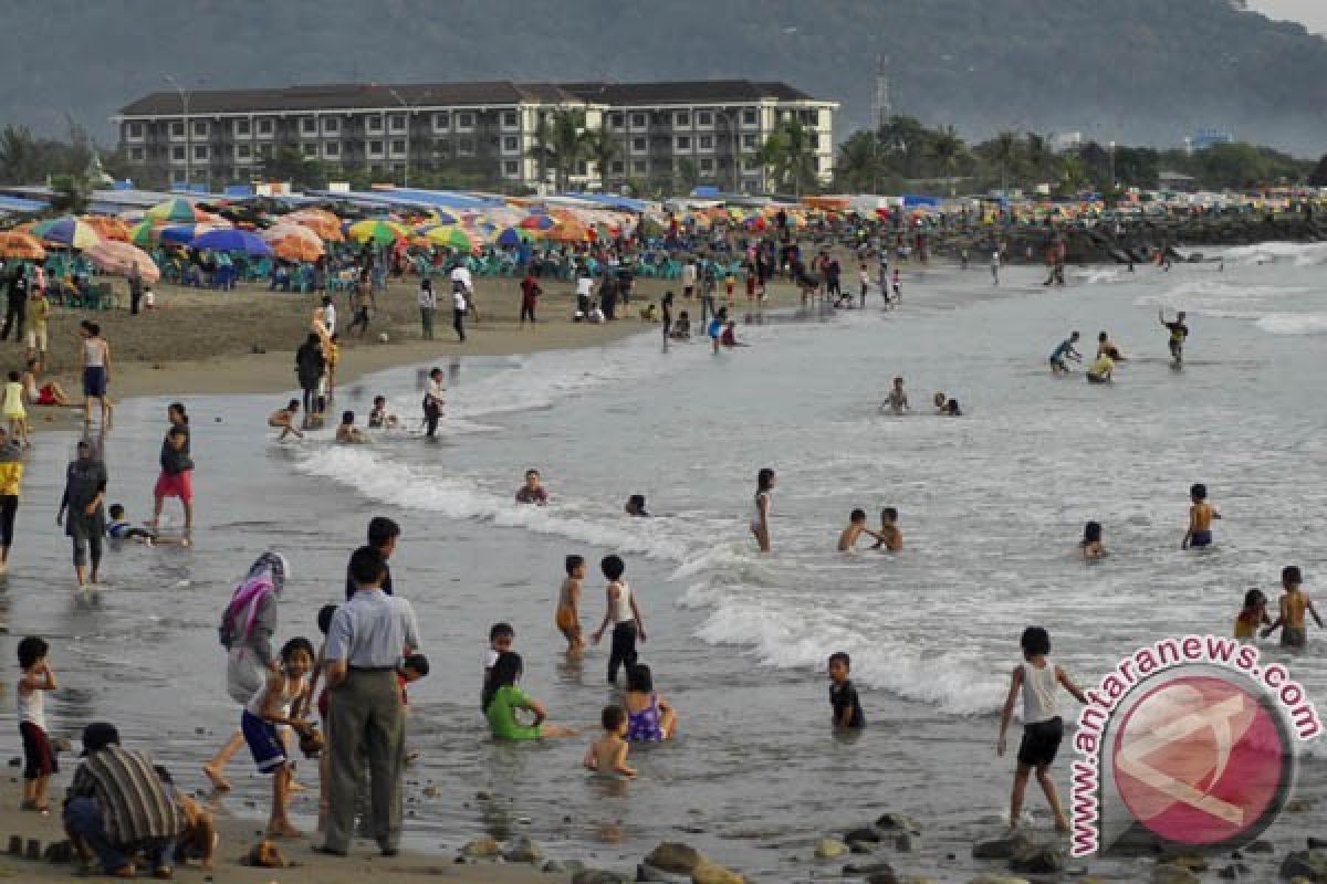 Serahkan Bantuan, Menteri Rini Minta Pantai Padang Selalu Bersih