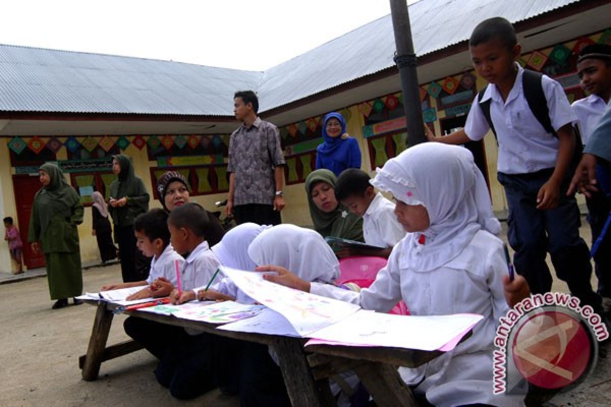 Siswa korban gempa Tangse belajar di tenda darurat