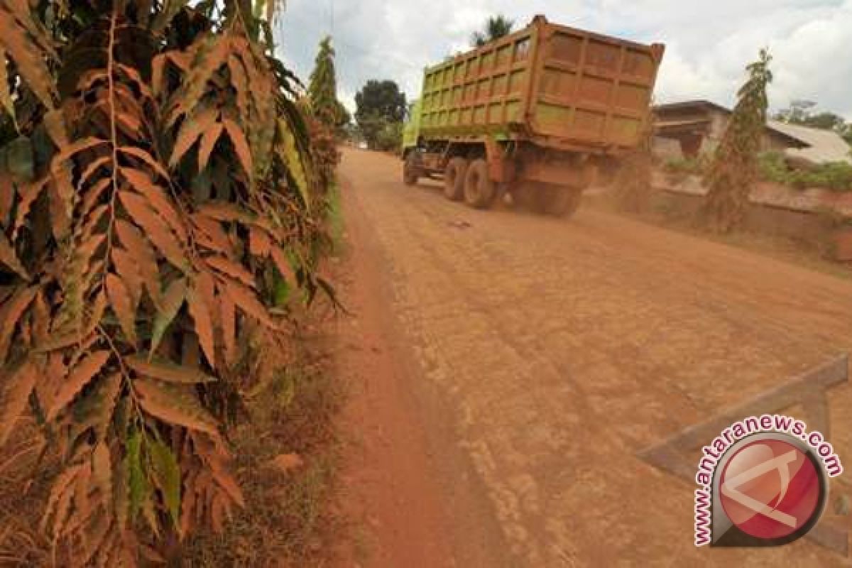  Truk Pengangkut Tanah Rusak Jalan