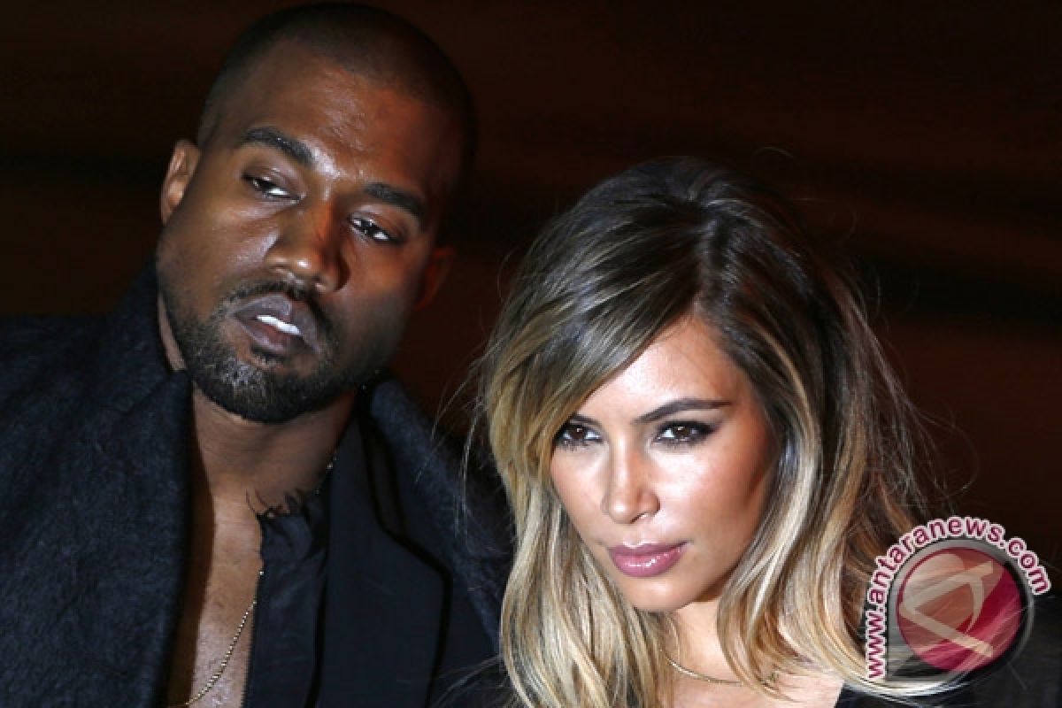 Momen lamaran Kanye West kepada Kim Kardashian tertangkap kamera