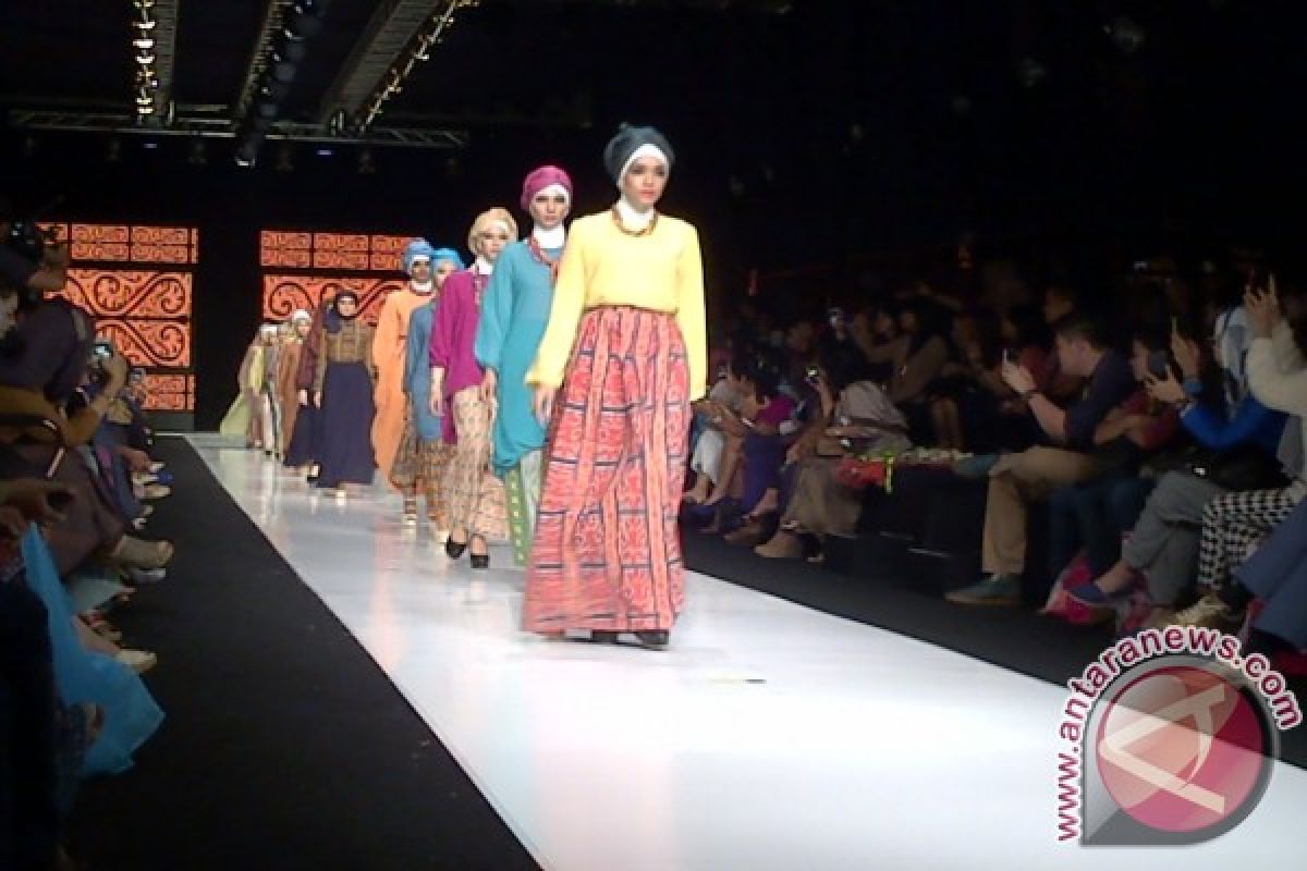 Risty Tagor pamerkan motif batik Batak di JFW 2014 