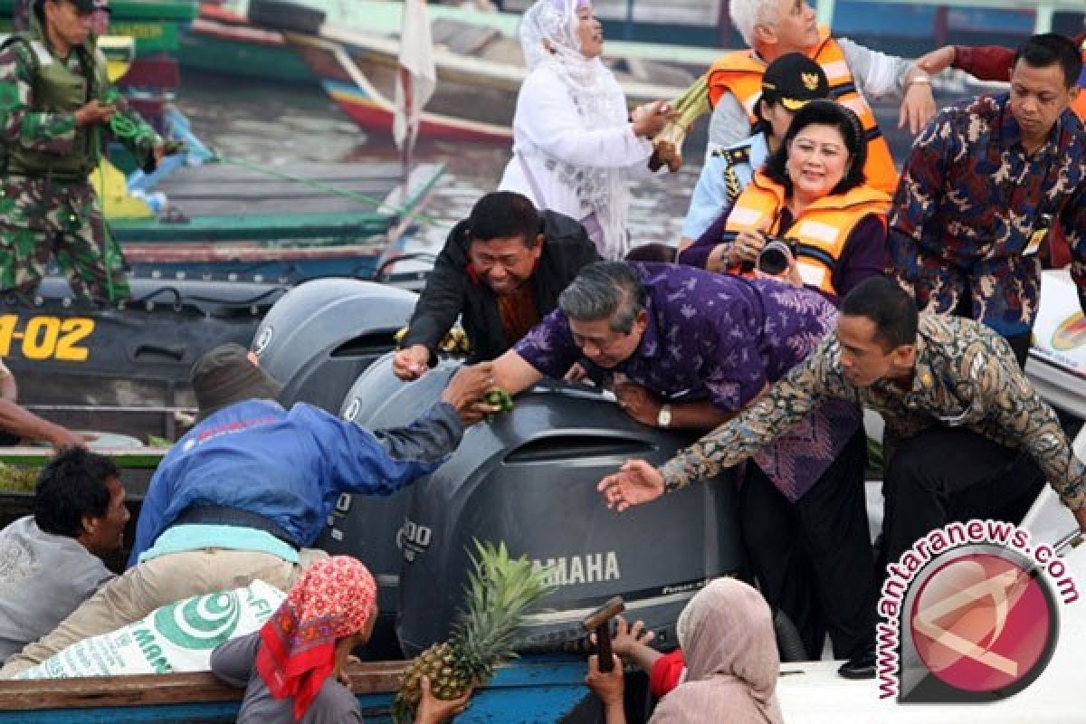 Presiden dan Ibu Negara kunjungi pasar apung Muara Kuin