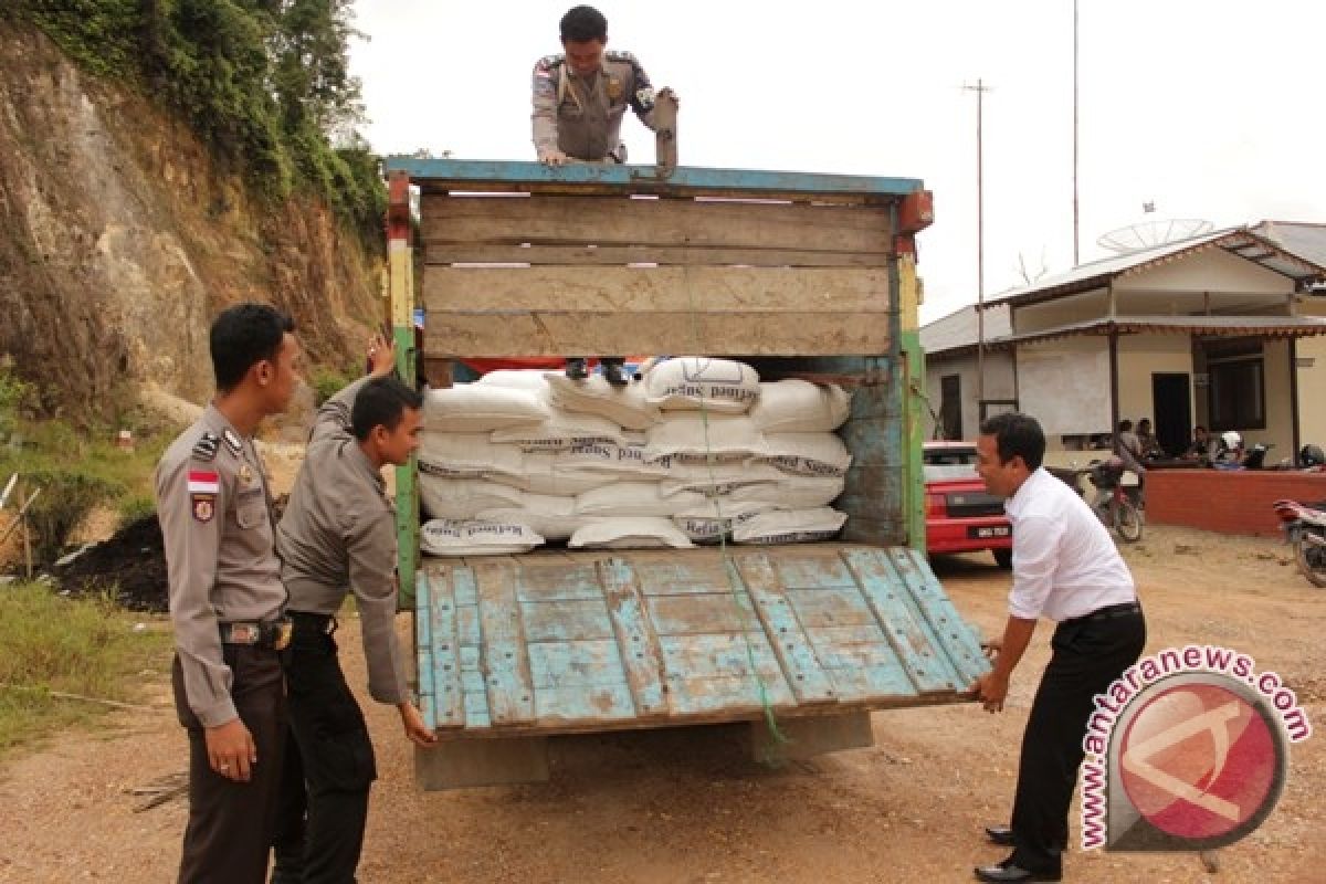 Tiga Truk Bermuatan Gula Ilegal Ditangkap Polsek Sekayam