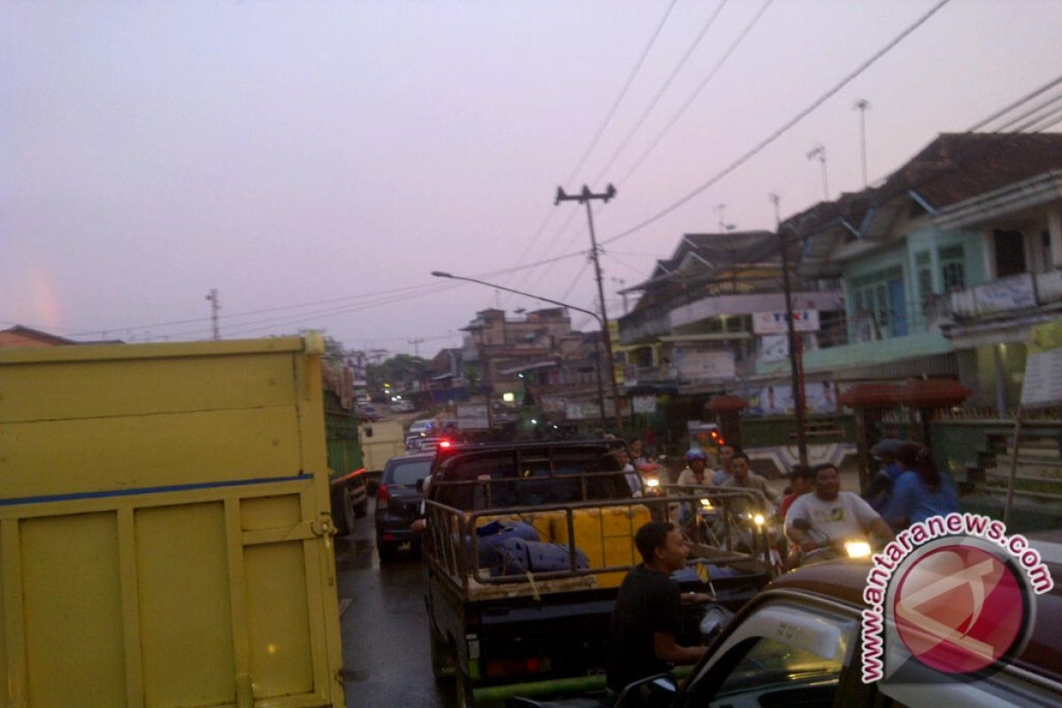 Warga Palembang keluhkan jalanan macet jelang libur 