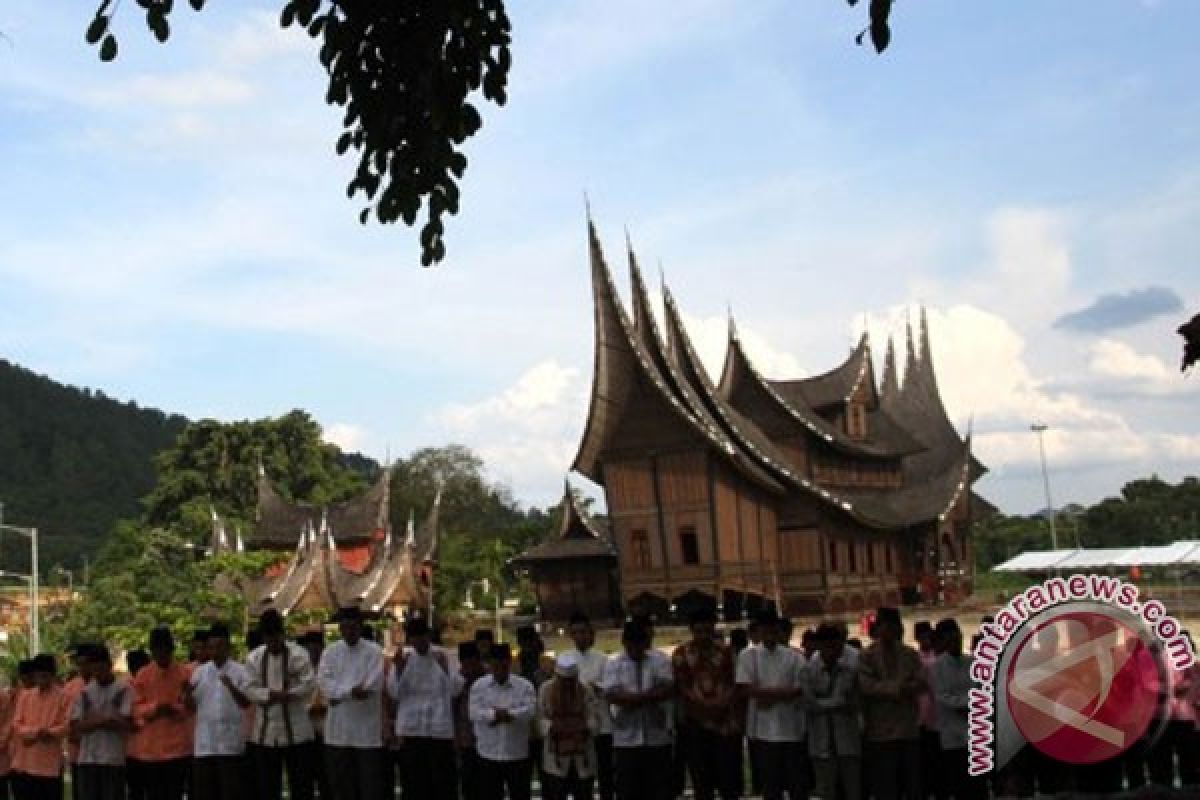 Bupati Tanah Datar keluarkan edaran aparatur shalat di masjid