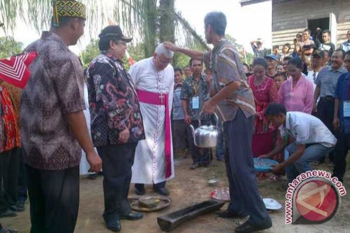 Bupati Sekadau Resmikan Gereja Menawai Lingkau