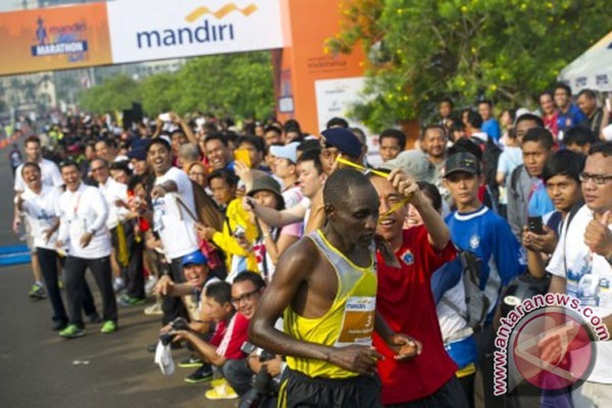 Jokowi tinjau pelaksanaan Jakarta Marathon 2013