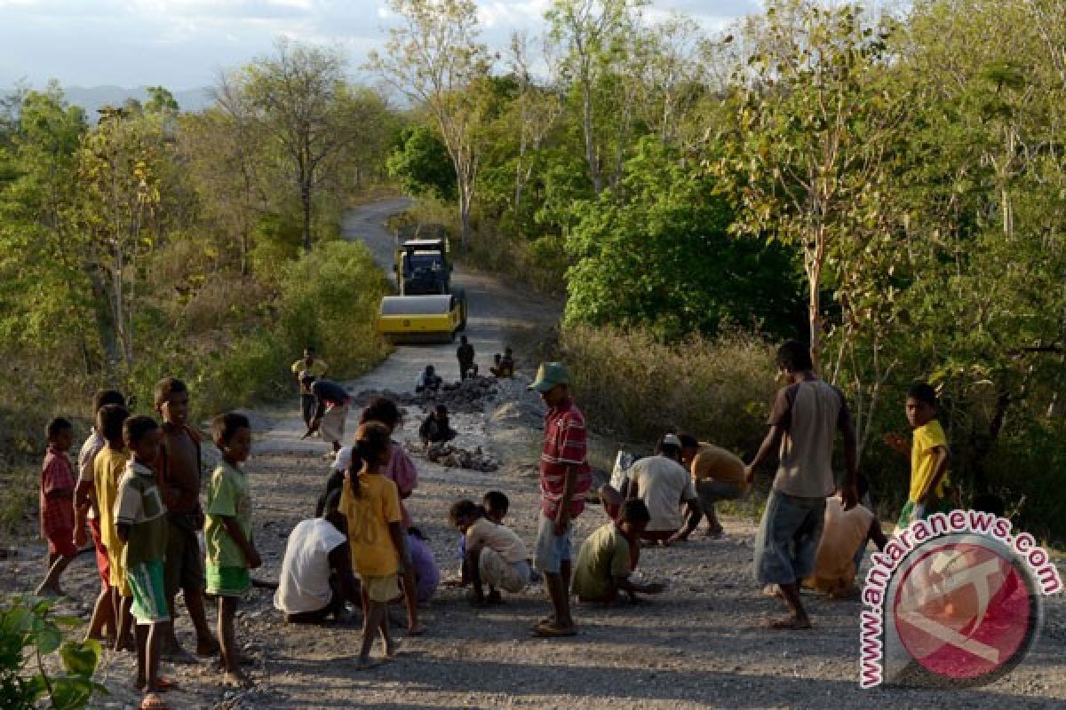 Pembangunan jalan lintas selatan Pulau Timor diharapkan berlanjut, kata tokoh adat