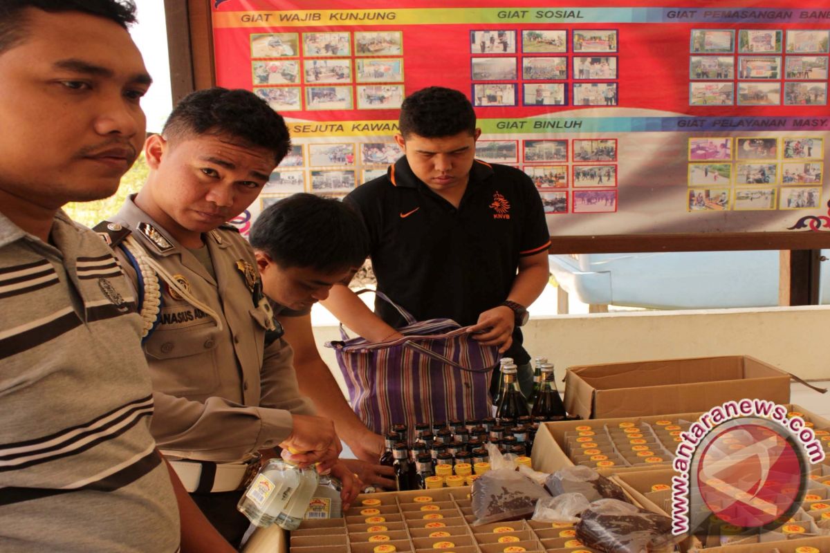 Polisi Sekayam Sita Minuman Keras 316 Botol