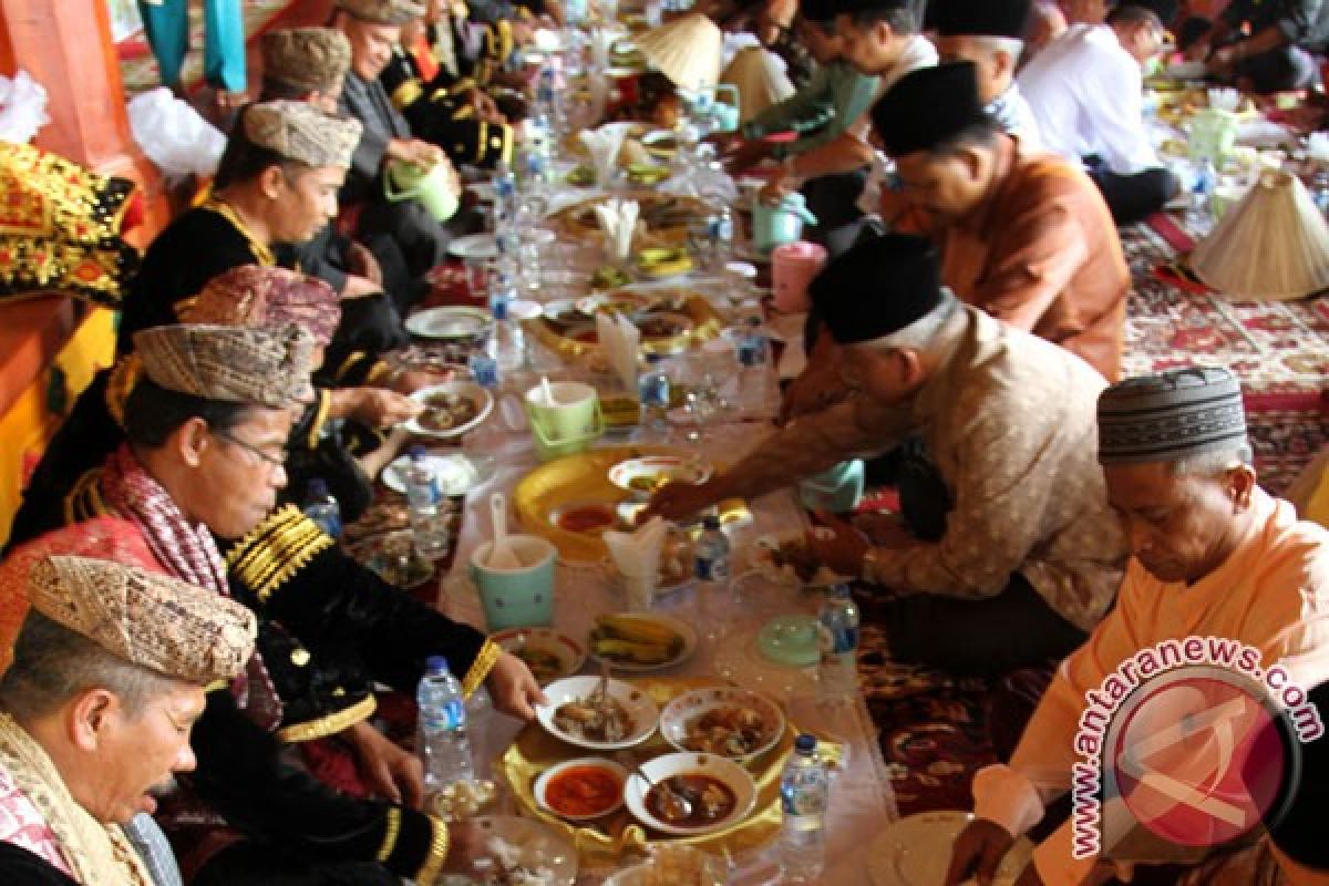 Padang travel mart participants served with traditional Bajamba eating culture