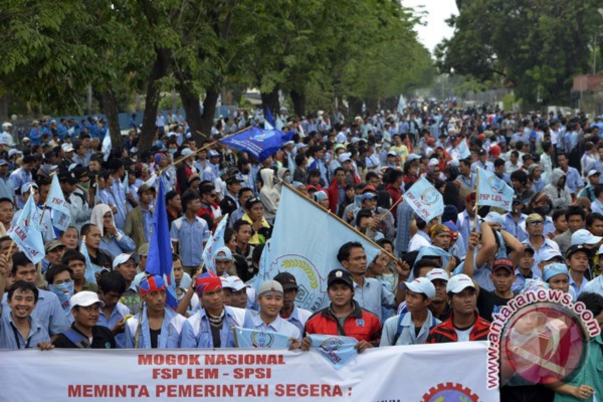 Indonesian Labor Union wants wage rise by 30 percent in 2015