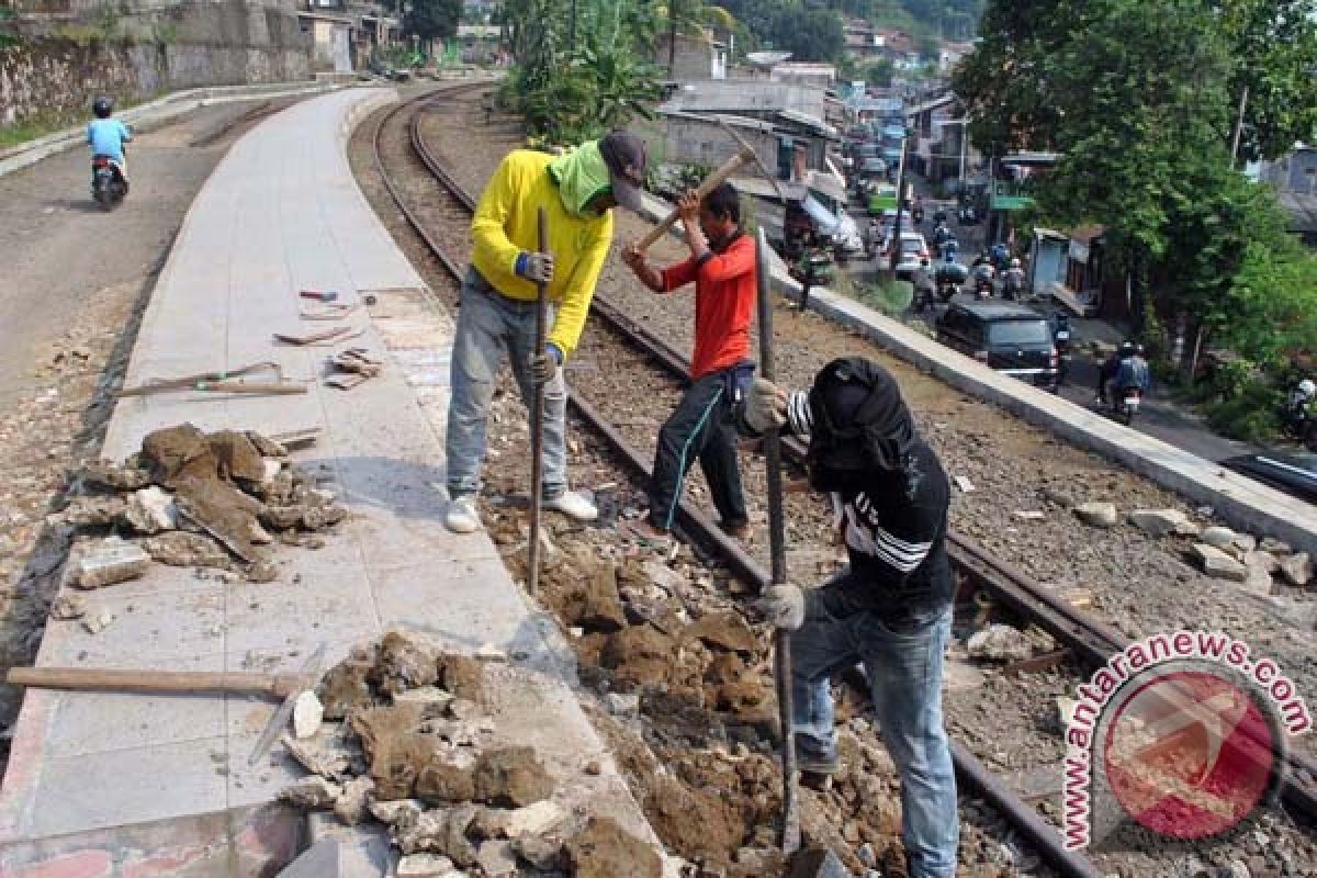 Menhub periksa jalur kereta yang akan dilalui Presiden