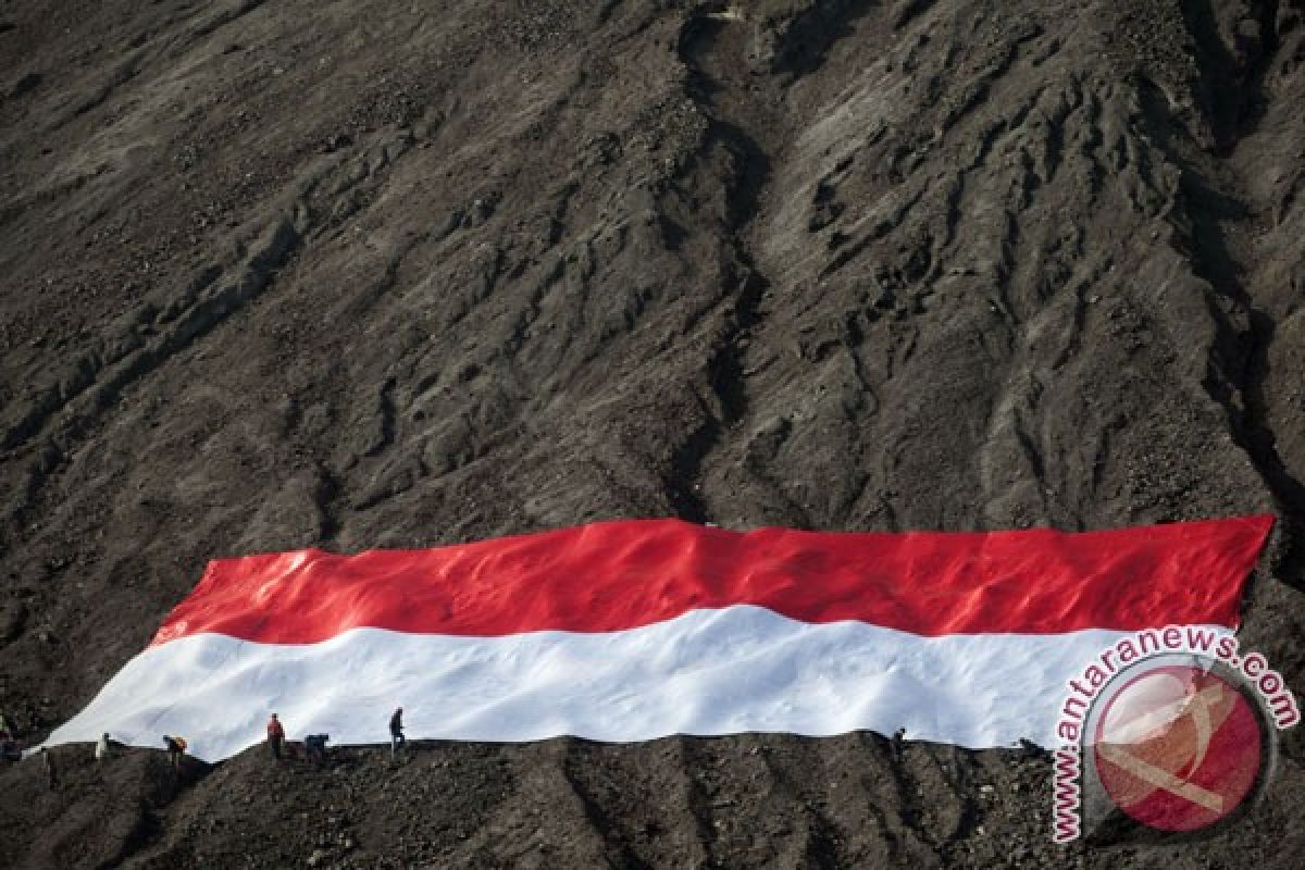 Aremania-TNI bentangkan bendera Merah Putih raksasa jelang pertandingan
