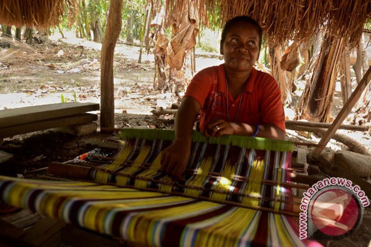 Tenun ikat Flores pikat pengunjung di Prancis