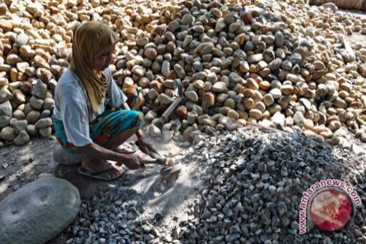 Perempuan pemecah batu menangisi waktu 