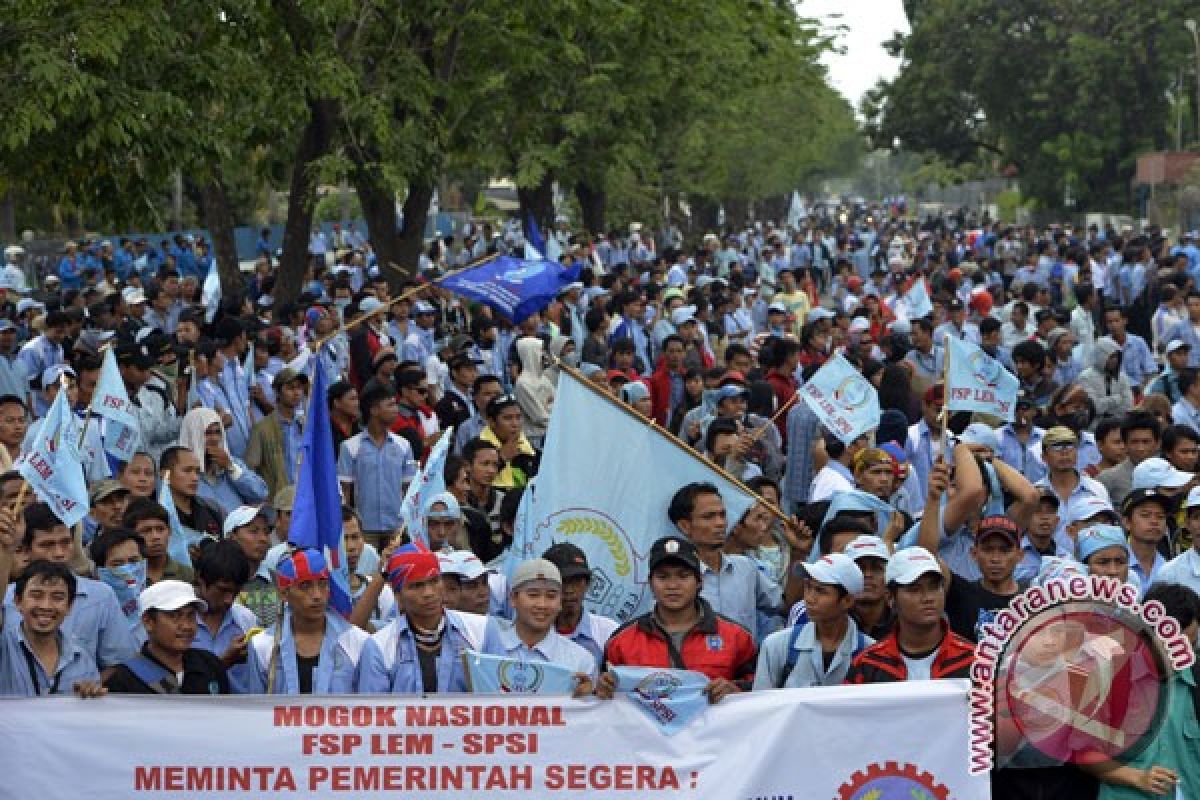 Indonesian workers threatening to stage national strike