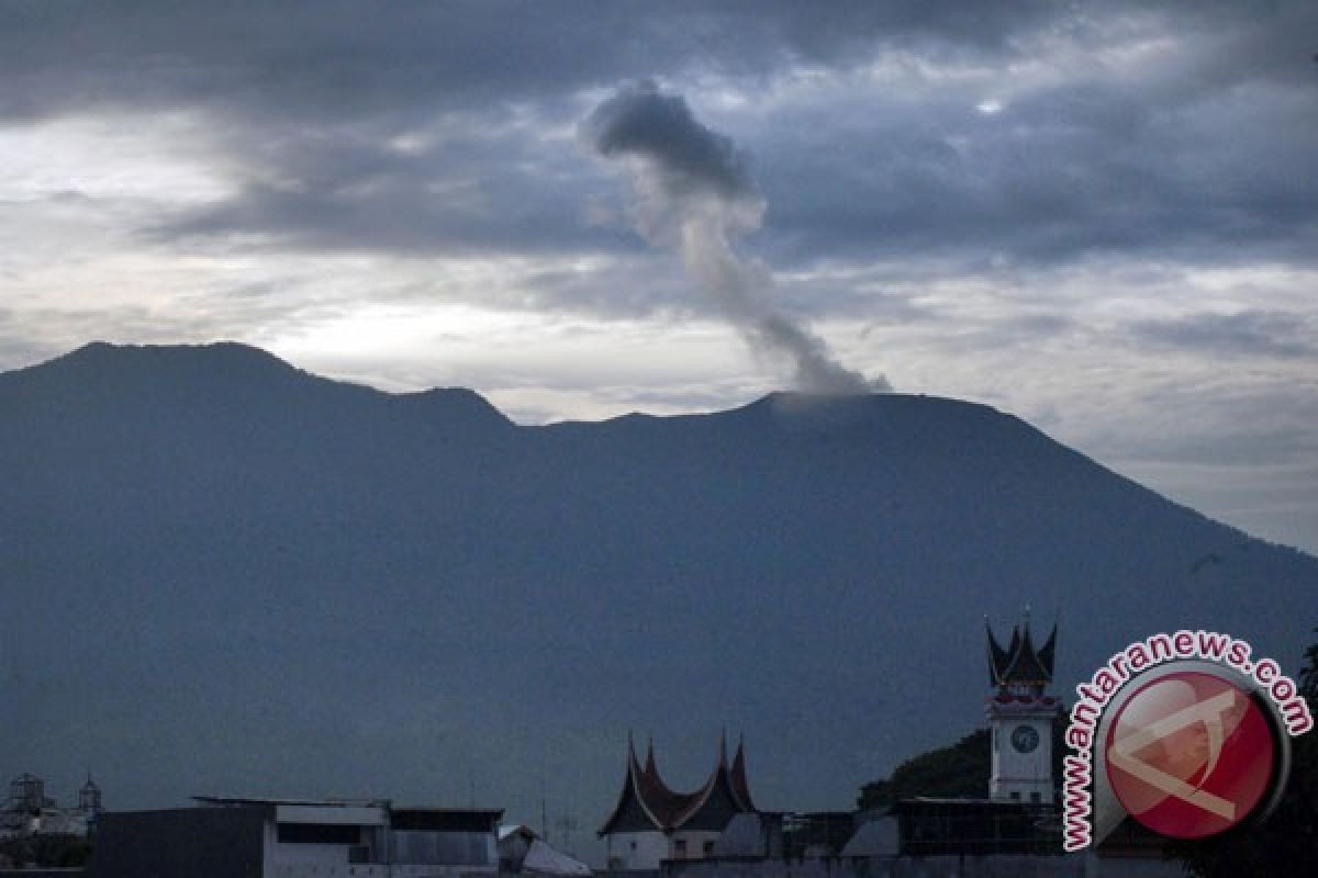 Marapi semburkan asap kelabu tipis