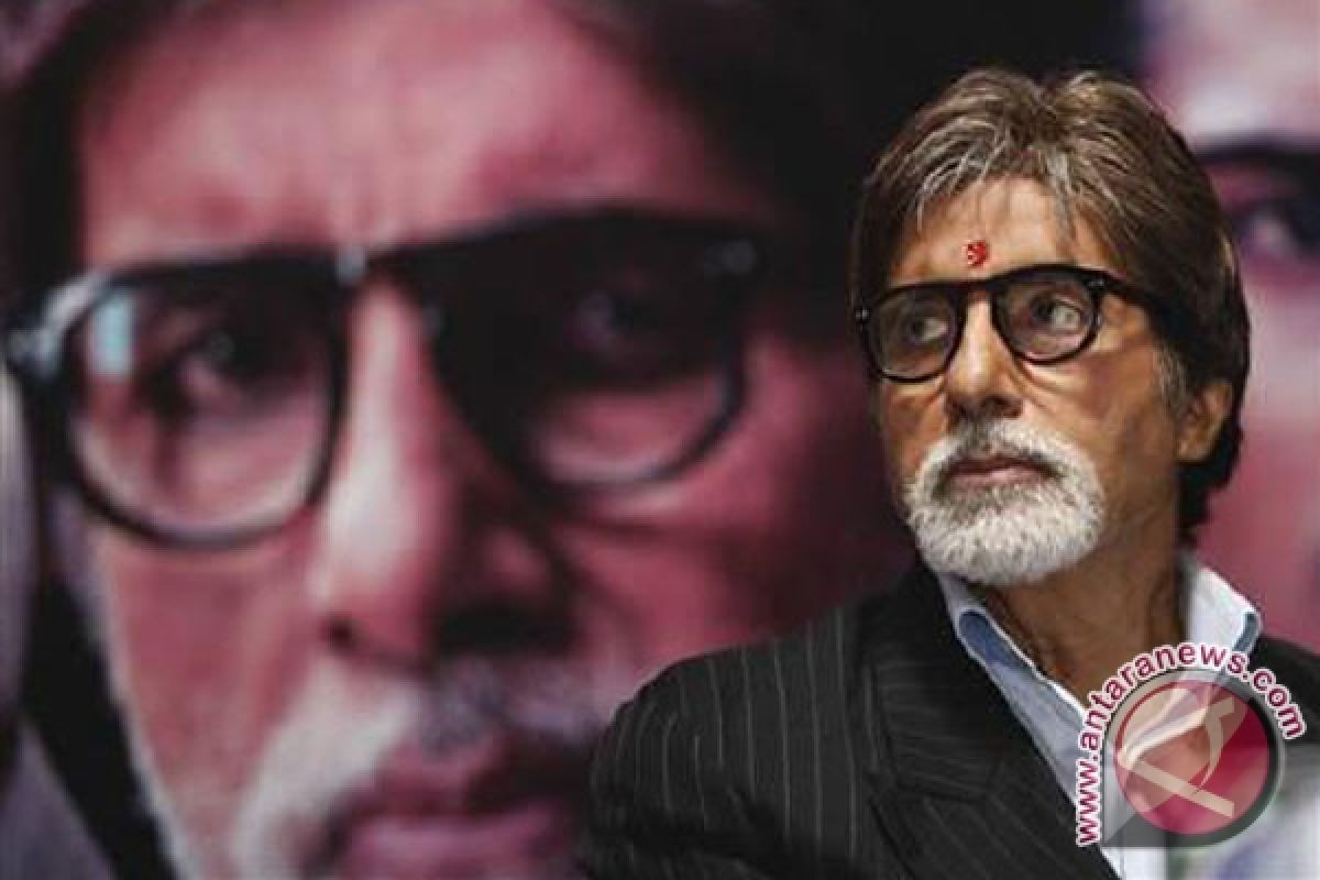 Amitabh Bachcahn dianugerahi Hridaynath Mangeshkar