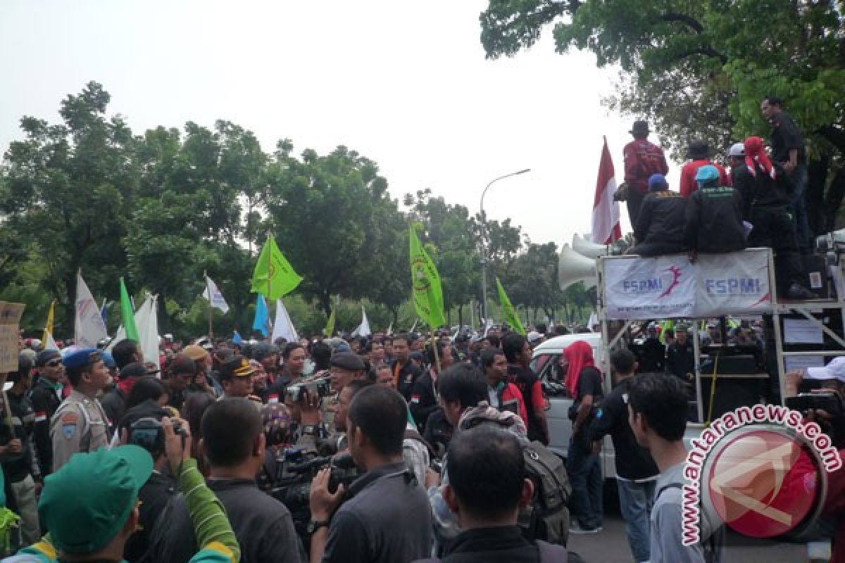 Massa buruh tutup Jalan Merdeka Selatan Jakarta