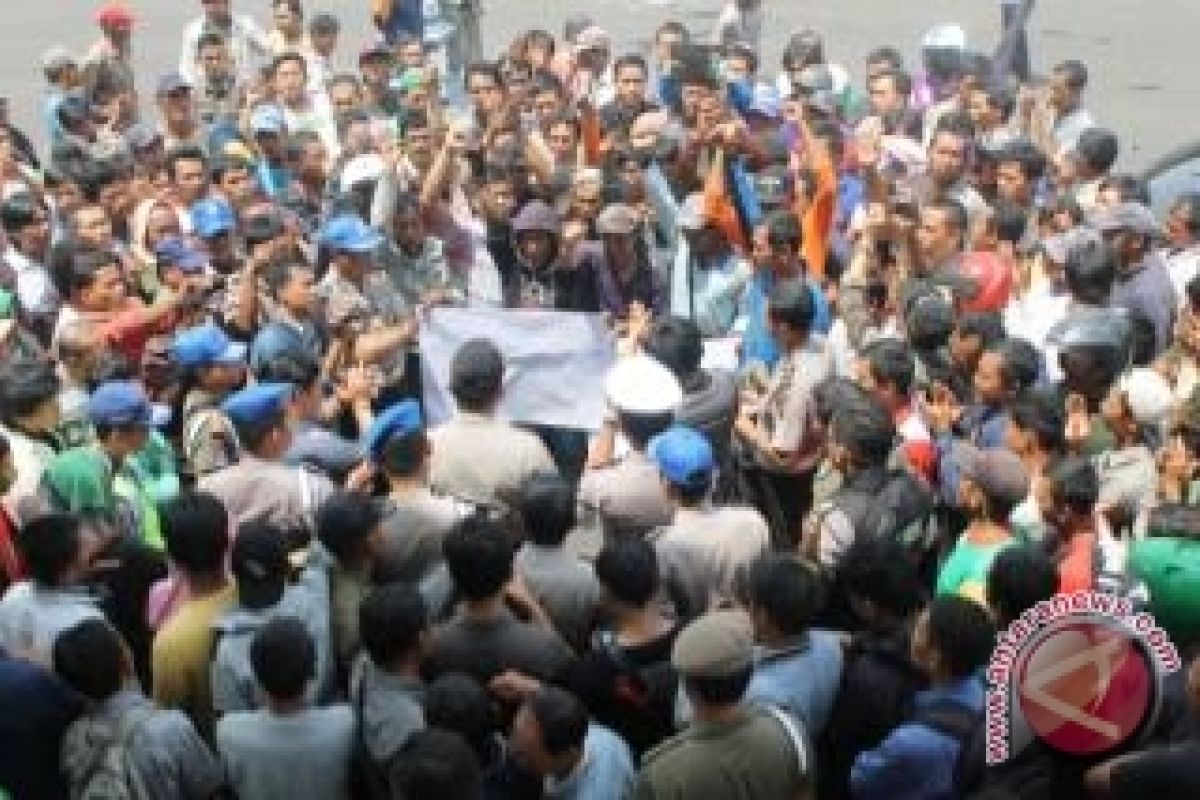 Ratusan sopir bentor demo ke kantor DPRD OKU