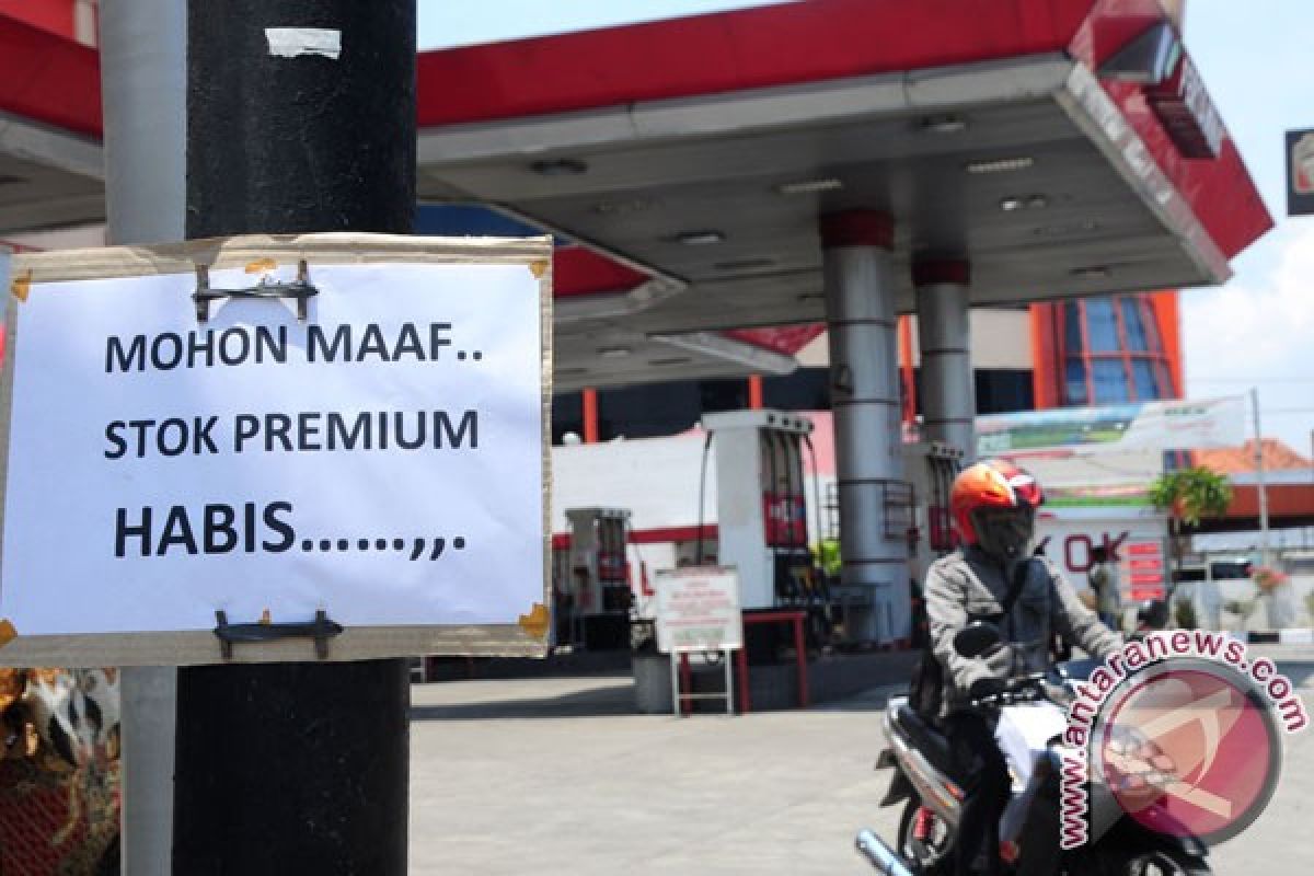 Tiga pekerja pengisian BBM Pertamina Padang terluka