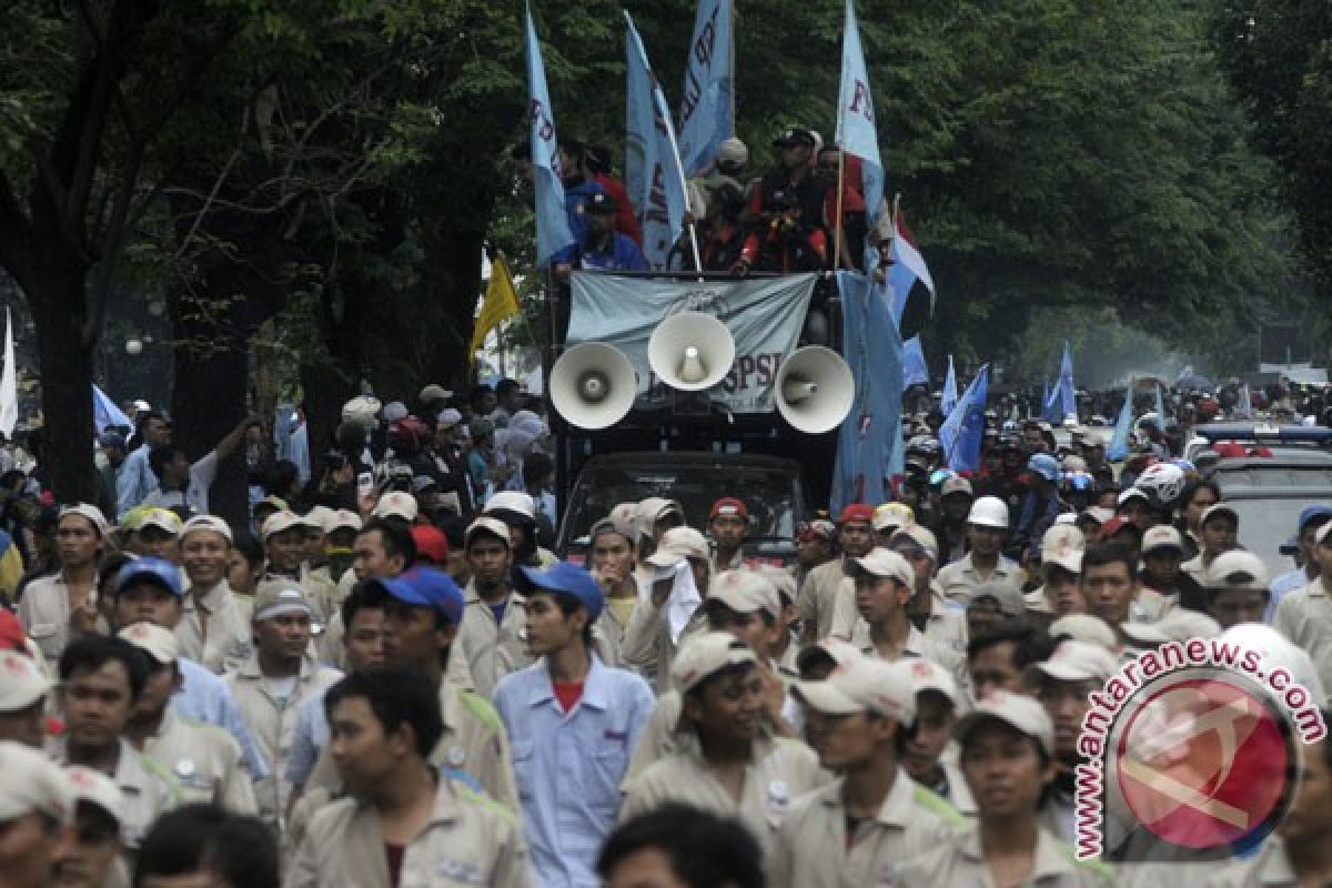 Ribuan buruh demo di kawasan industri Pulo Gadung