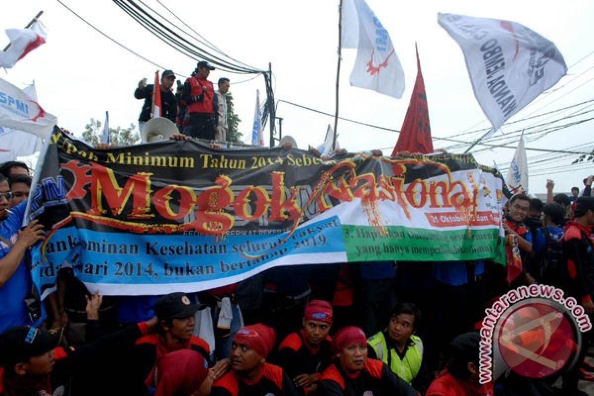 Buruh blokir jalan di Tangerang
