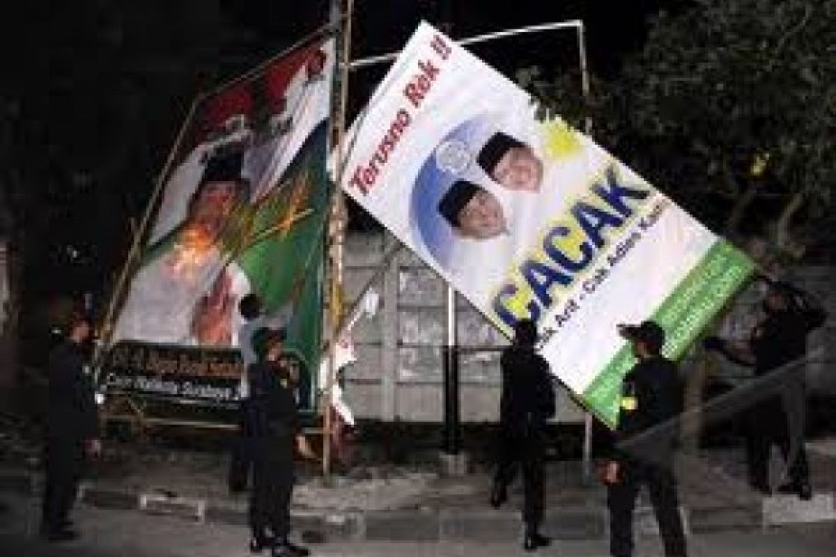Satpol PP Banyumas Bongkar Alat Peraga Kampanye