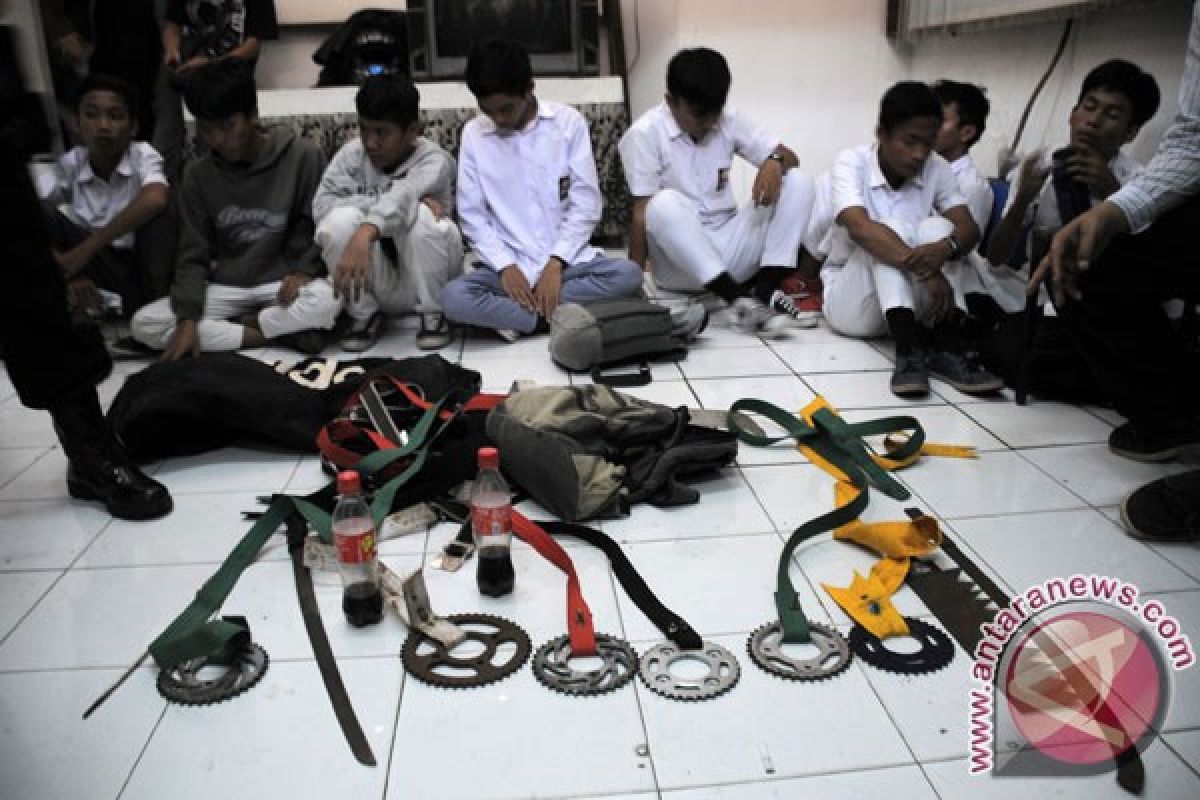 Polisi Sukabumi Tangkap Belasan Pelajar Bersenjata Tajam