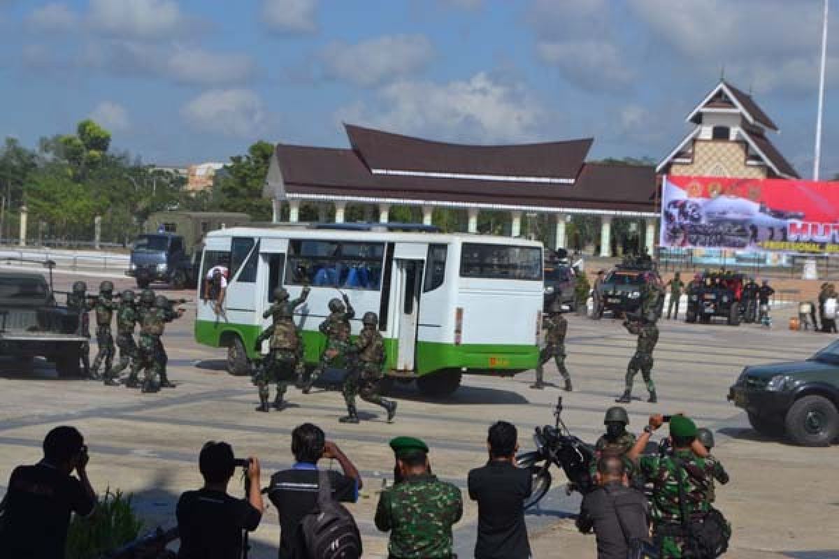 Atraksi Penyelamatan Sandra Warnai HUT TNI-68 di Kendari