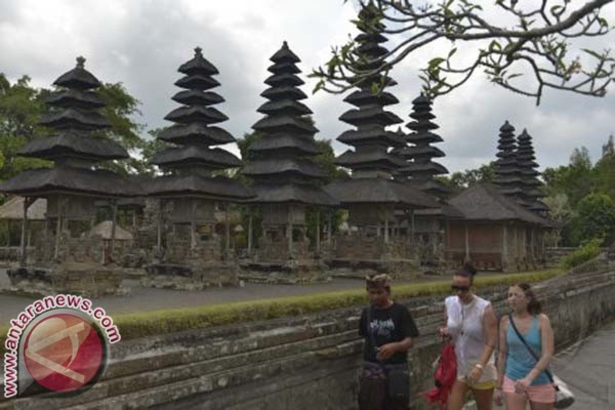 Bule Duduki Pelinggih Pura, Ini Kata Asita Bali