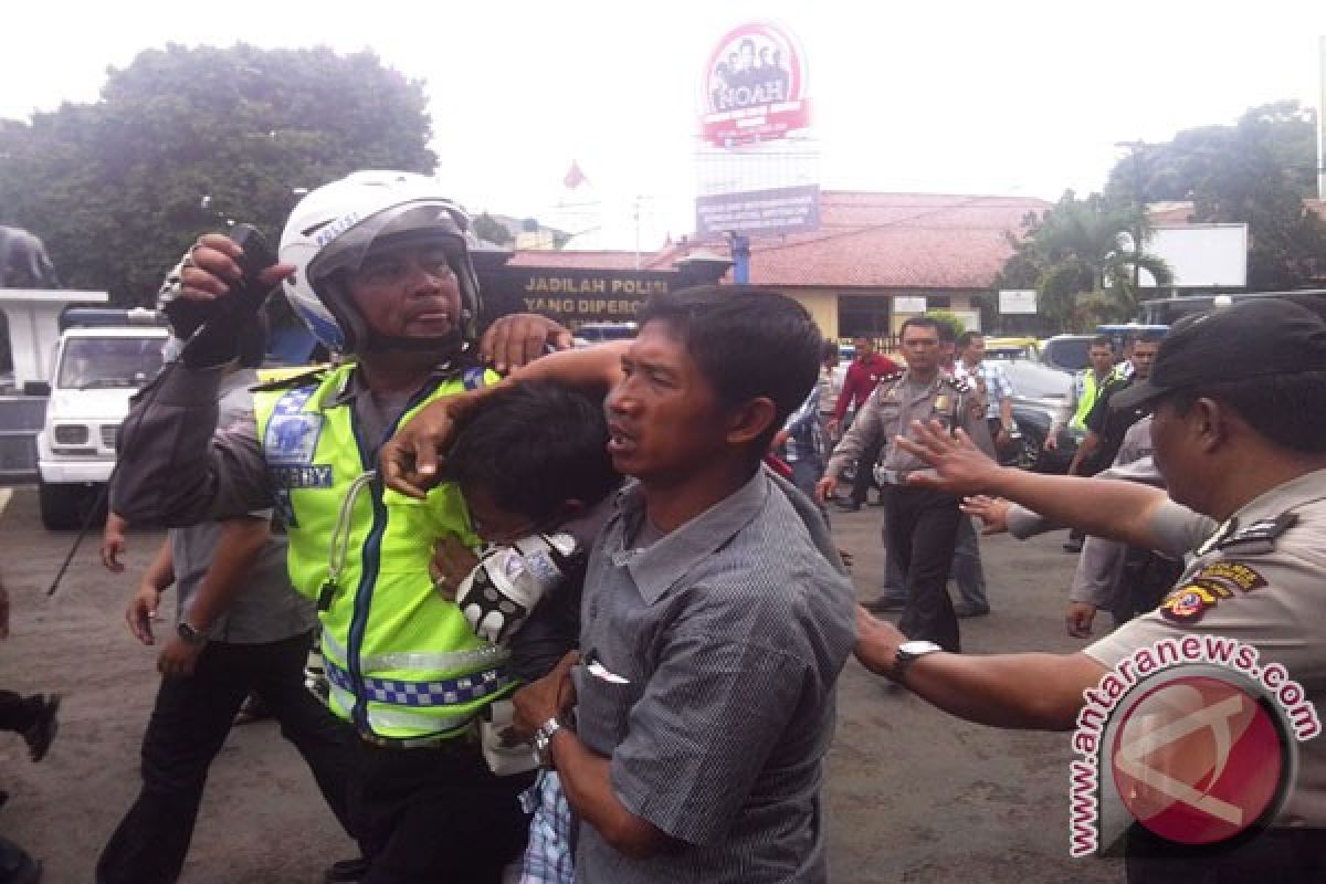 Unjuk rasa ricuh enam mahasiswa ditangkap polisi