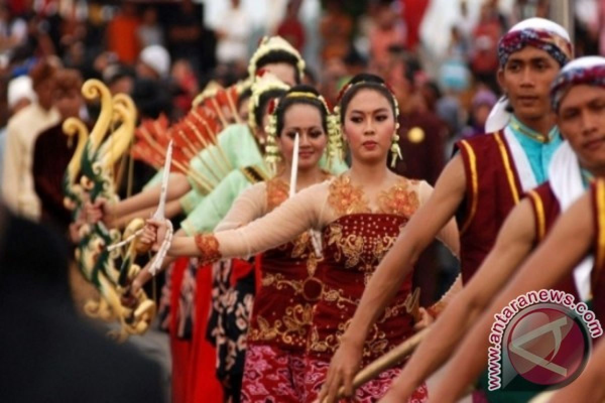 Peserta Festival Keraton dan Masyarakat Adat ASEAN II tiba di Mataram