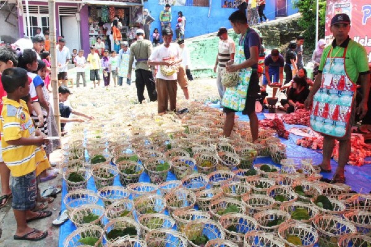 Pembagian daging kurban di Bogor ramah lingkungan