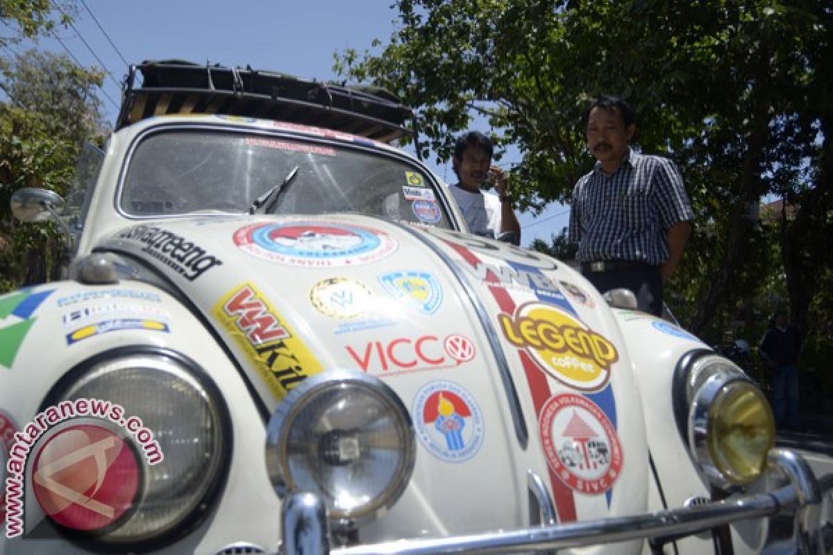 Pencinta Volkswagen Keliling Indonesia Seorang Diri 