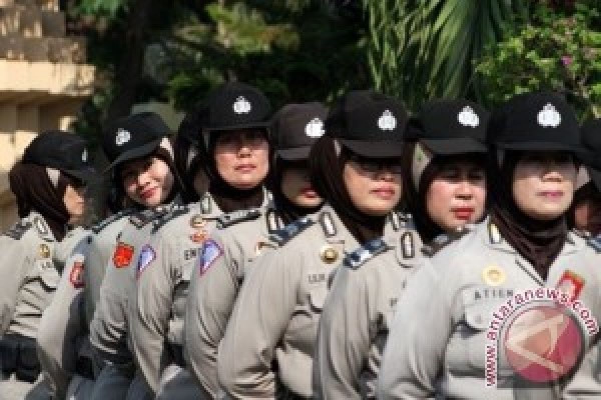 Polwan Polda Metro Peragakan Seragam Berjilbab