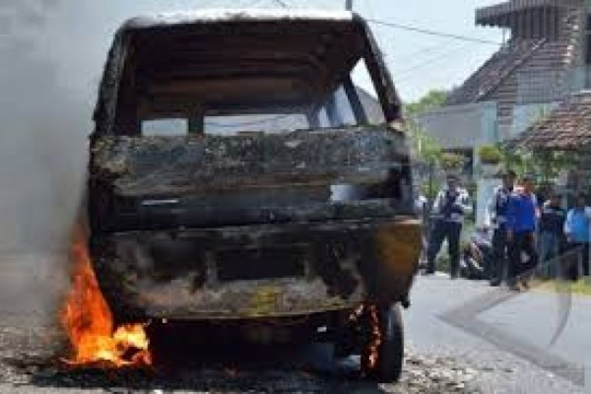 Angkot Ludes Terbakar di Jalan MT Haryono Semarang