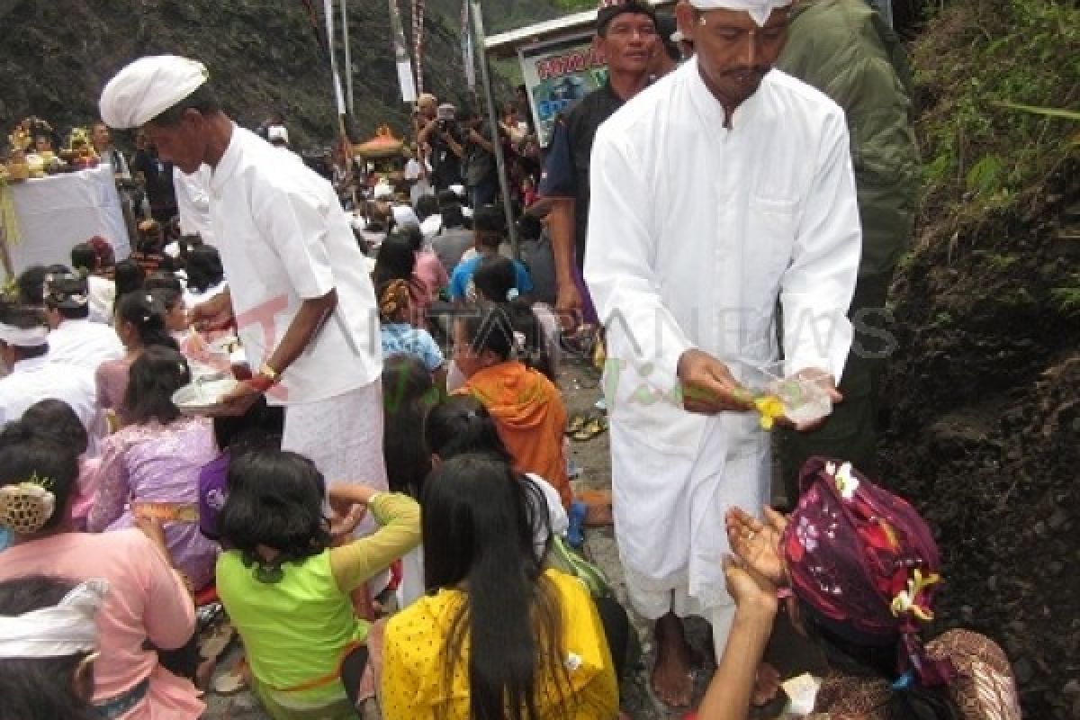 Ribuan Umat Hindu Malang Jalani Jalanidhi Puja