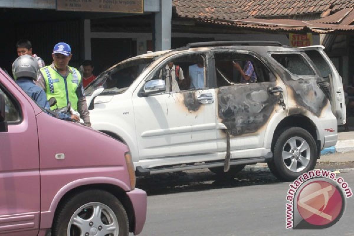 Mobil Toyota Rush caleg Hanura Tulungagung terbakar