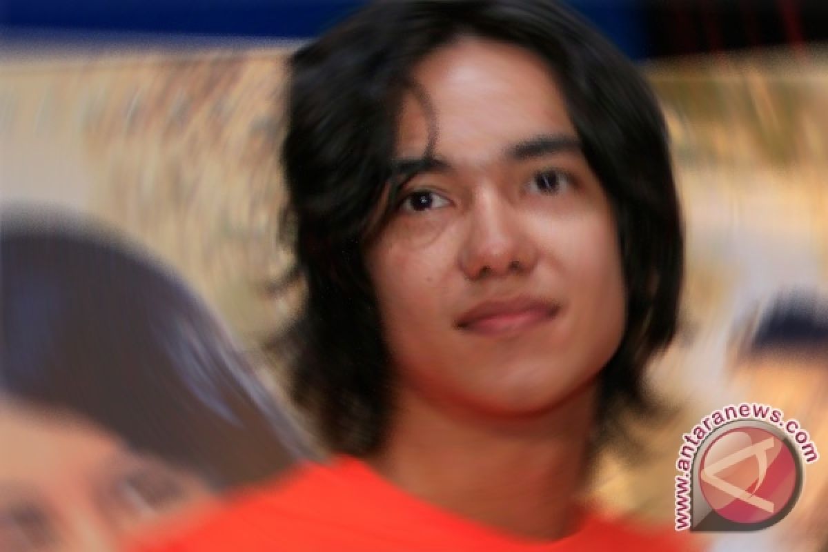 Adipati Dolken belajar sejarah sambil syuting