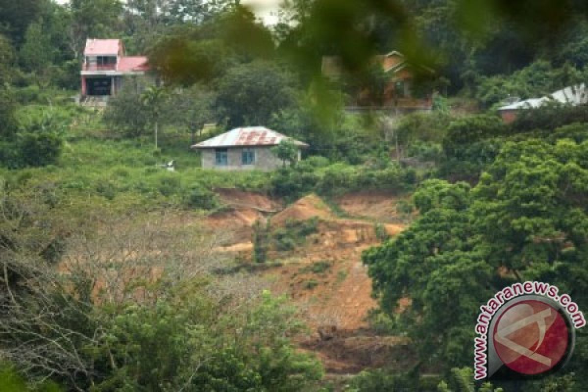 Bangunan suci umat Hindu Gianyar tertimpa longsor