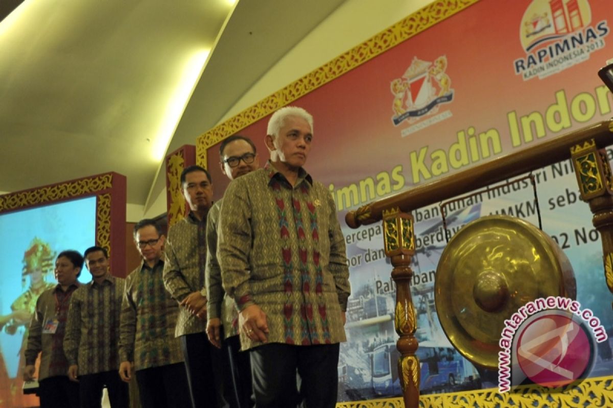 Menteri kenakan blongsong pada Rapimnas Kadin