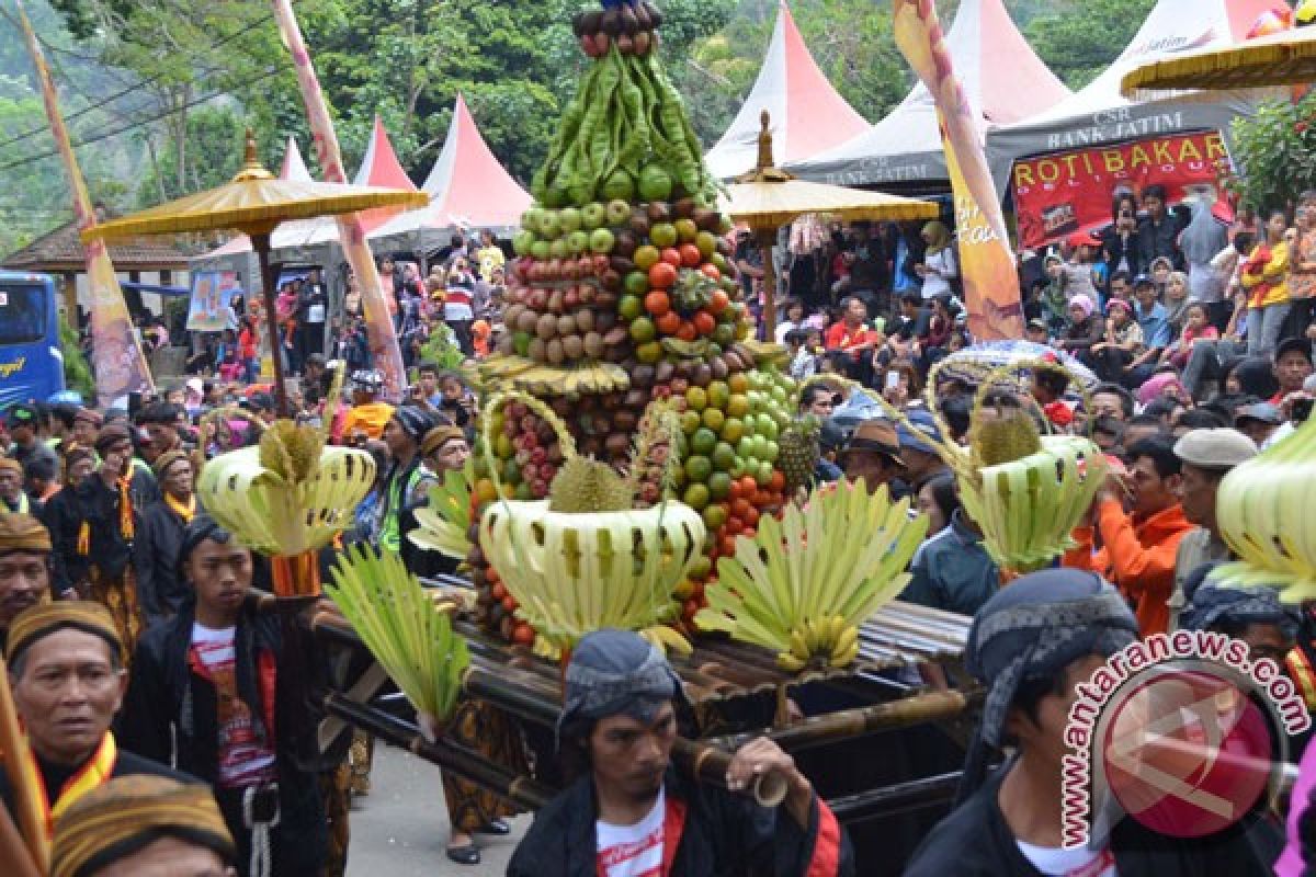 Masyarakat adat Ponorogo gelar larungan di Telaga Ngebel