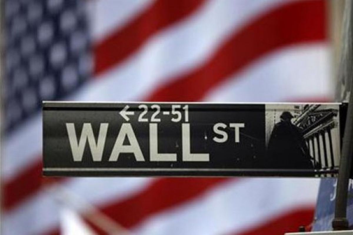 Wall Street turun tajam, Nasdaq jatuh 2,4 persen