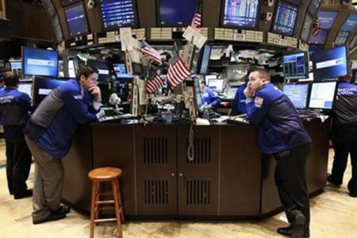 Wall Street jatuh karena Fed pertahankan prospek kenaikan suku bunga