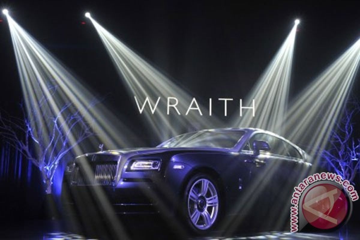 Labrinth gunakan Rolls-Royce Wraith dalam klip terbaru