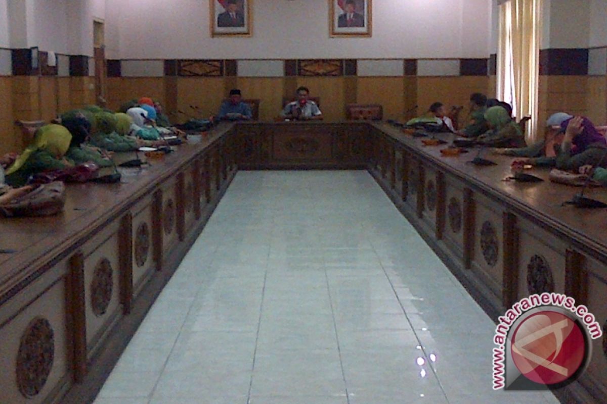 Legislator pertanyakan penanganan tenaga honorer K-2